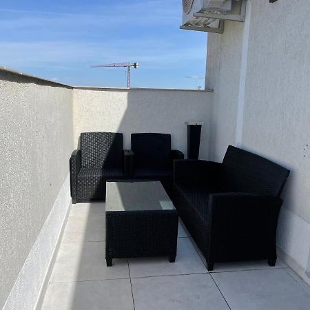 Stunning 2-Room Penthouse With Lakeview W11 Bucarest Esterno foto