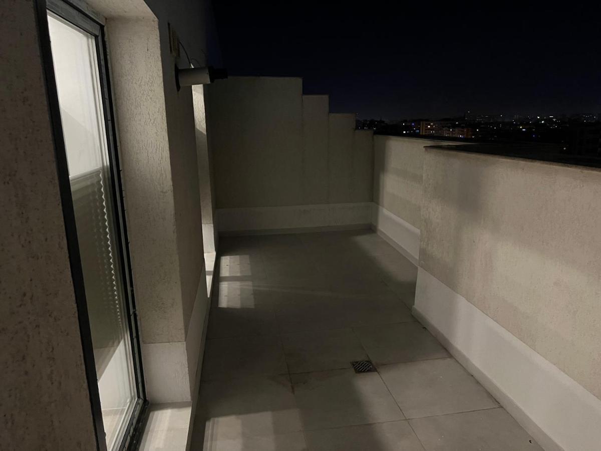 Stunning 2-Room Penthouse With Lakeview W11 Bucarest Esterno foto