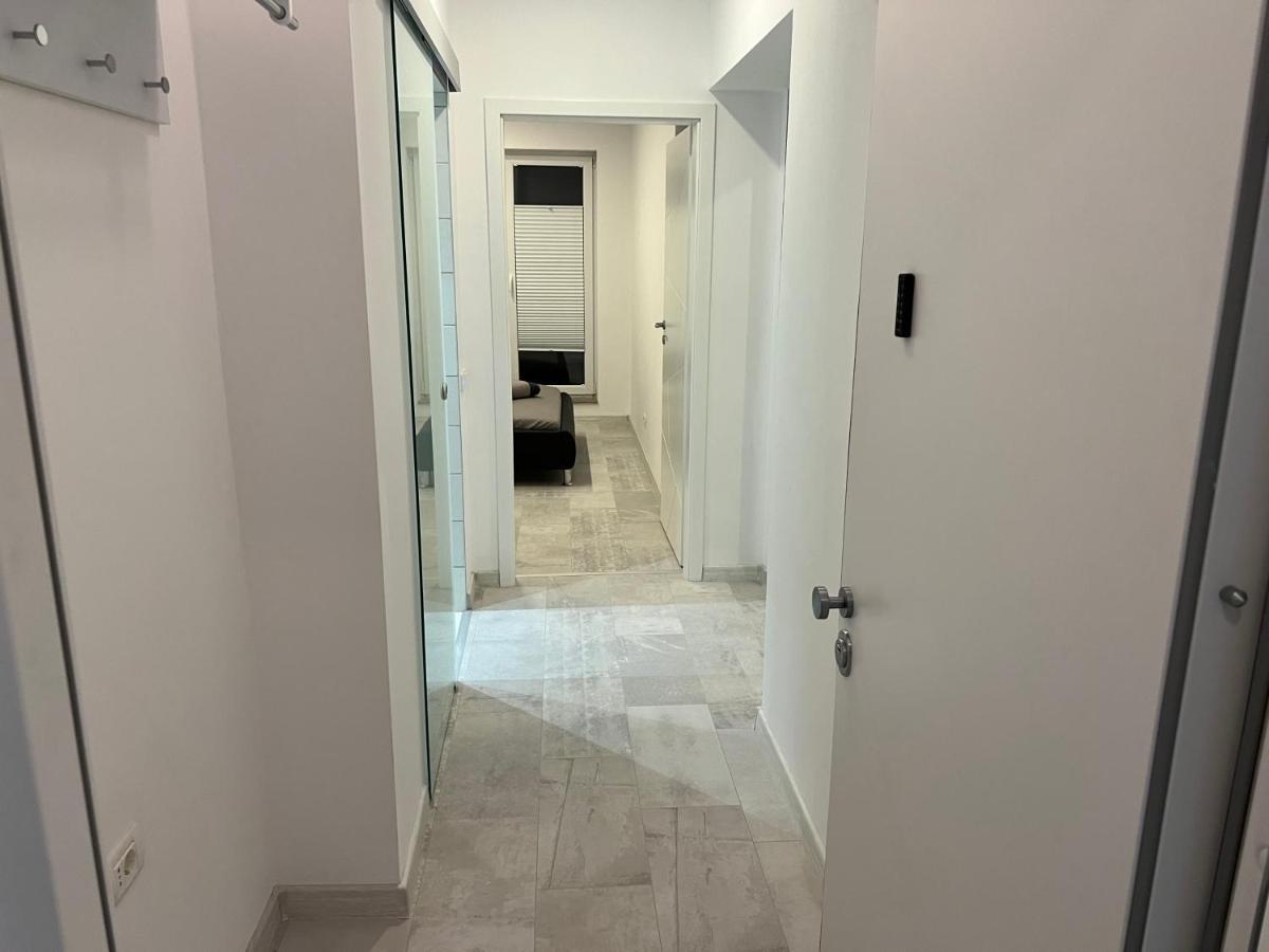 Stunning 2-Room Penthouse With Lakeview W11 Bucarest Esterno foto