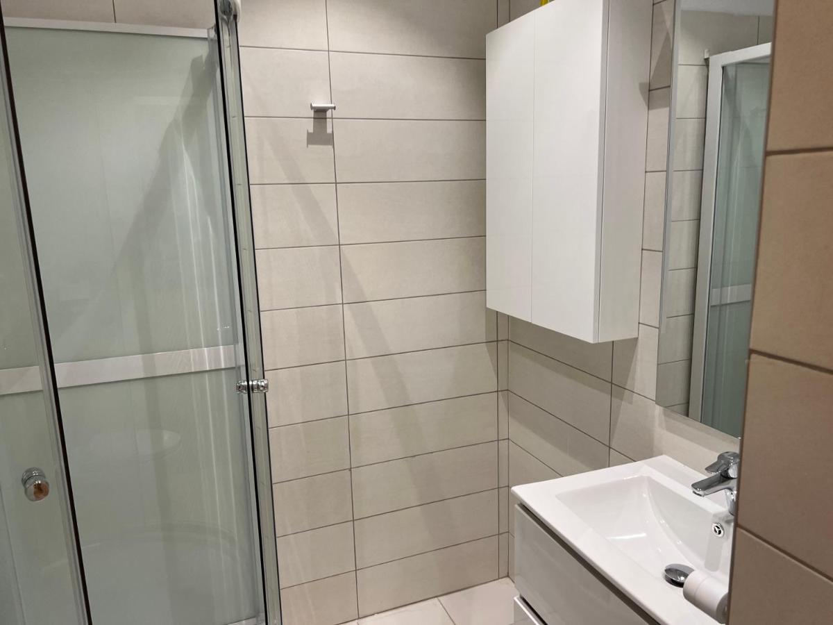 Stunning 2-Room Penthouse With Lakeview W11 Bucarest Esterno foto