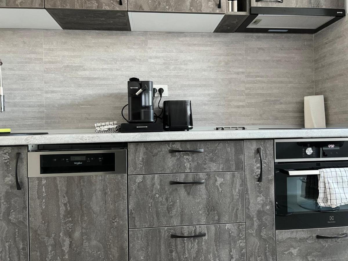 Stunning 2-Room Penthouse With Lakeview W11 Bucarest Esterno foto