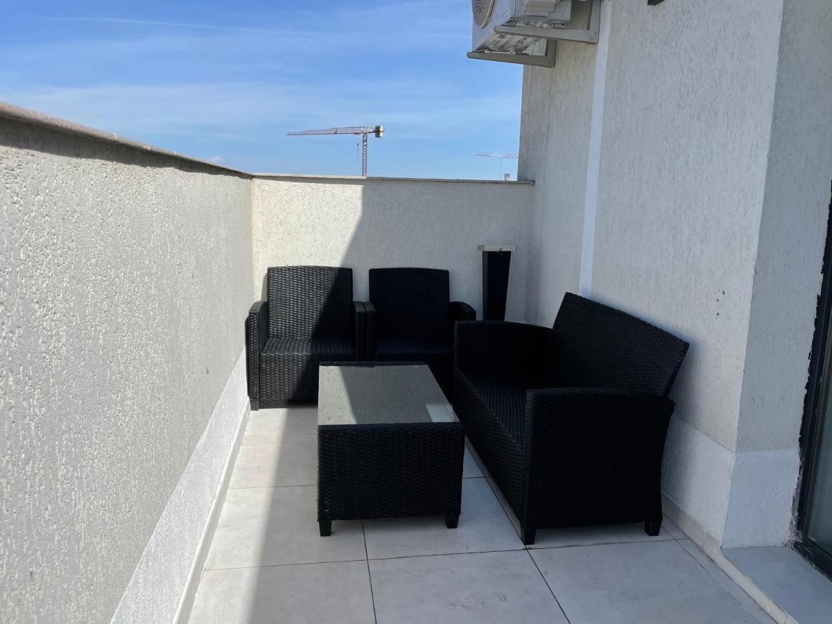 Stunning 2-Room Penthouse With Lakeview W11 Bucarest Esterno foto